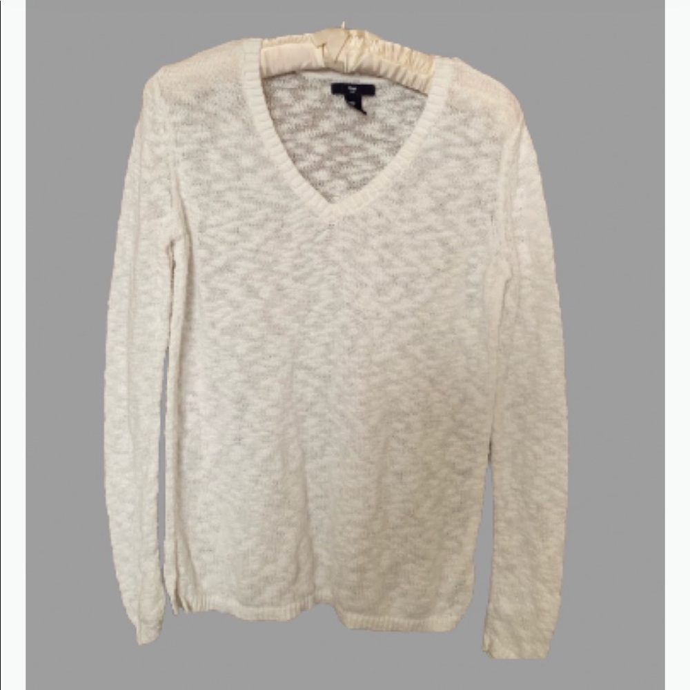 Gap lightweight white vneck sweater Size M